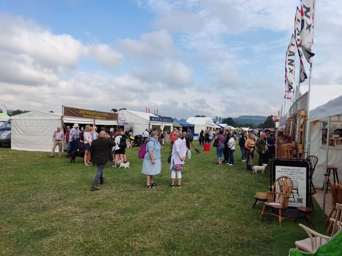 It's the first day of the #Chatsworthcountryfair and UpRight are here with the Derwent and Hope Valley IAM. 
When you get tired of looking at the horsies and doggies and you have bought all the Barbour coats you will ever need come and have a chat about motorbike training. 🤔😁