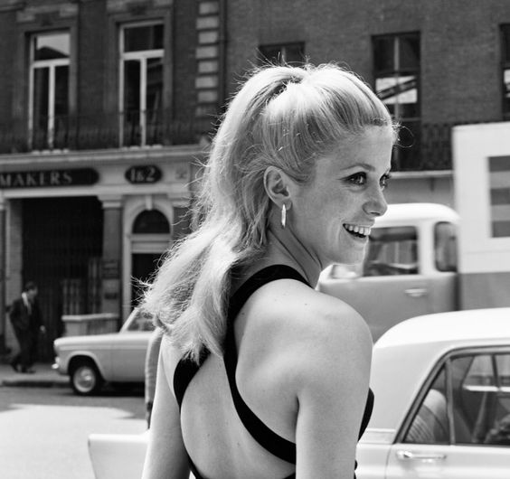 InstitutLumiere's tweet photo. ­
En 2016, Catherine Deneuve recevait le 8e Prix Lumière pour sa carrière hors du commun et son apport unique à l'histoire du cinéma. Mercredi soir, Arnaud Desplechin lui rendait hommage à l'occasion de son Lion d'or d'honneur à @la_Biennale : https://t.co/LEi5a81IcH ! https://t.co/SHS2RgO9AU