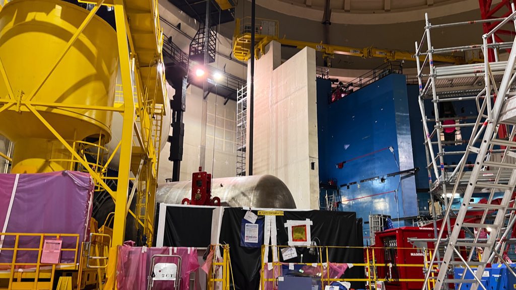 #Flamanville Au coeur de #Flam1 avec <a href="/MaudBregeon/">Maud Bregeon</a> pour le changement des générateurs de vapeur. Une opération délicate menée par des professionnels au savoir-faire reconnu pour produire dès cette hiver l’énergie 🇫🇷 dont nous aurons besoin après le raccordement au réseau.#Manche