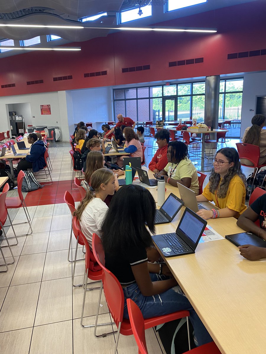 StallworthPCMS's tweet photo. The inaugural meeting of @DrMackzum ‘s PCMS Principial Leadership Council. Finding new ways to accentuate Student Voice and making #DifferenceMakers. @VikingDiffSuper #VikingDiff https://t.co/WKxwIjpVRk