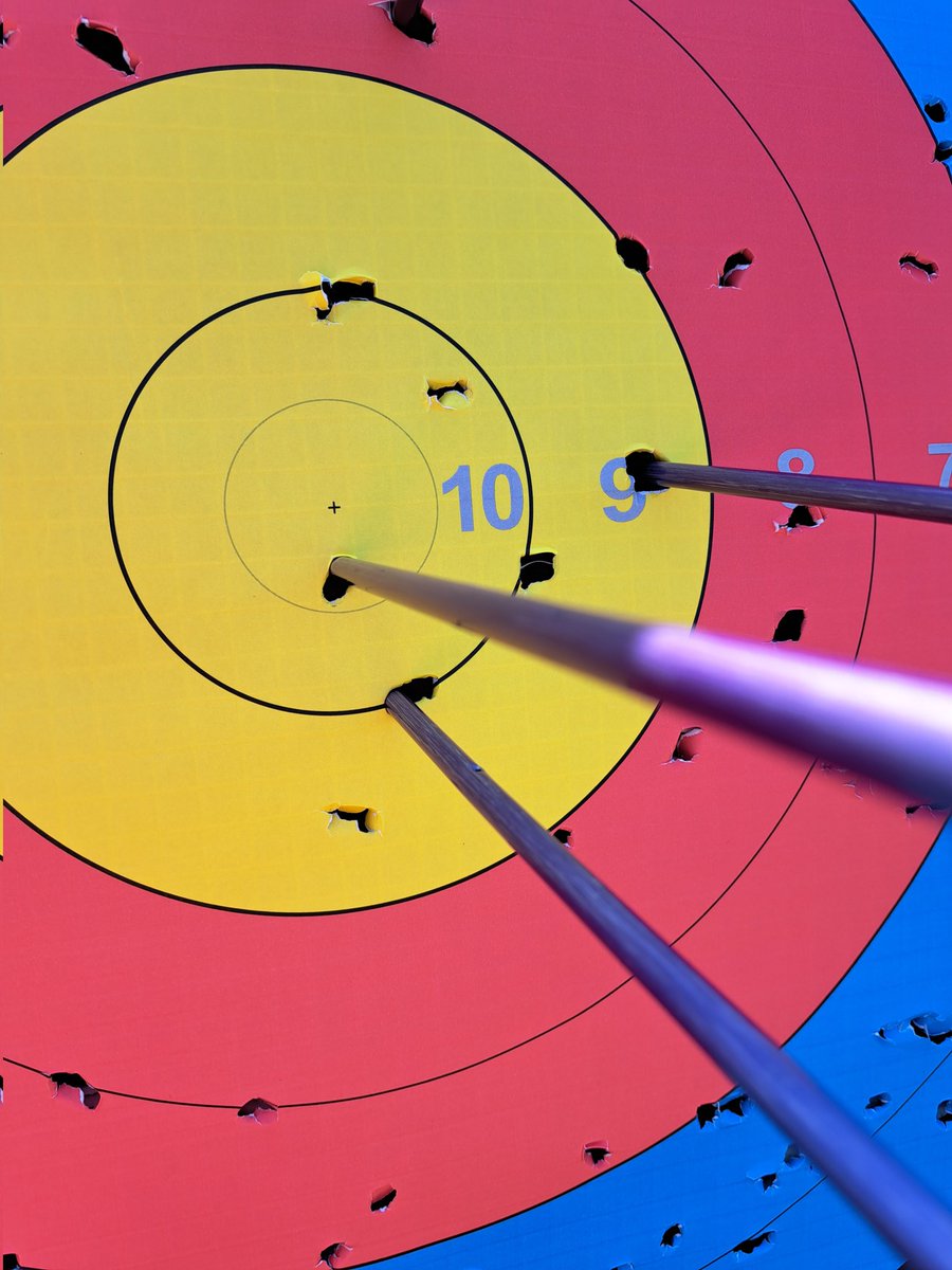 AuthorTracyRees's tweet photo. Today's random activity! SO much fun. When I was a kid I always wanted to be Robin Hood (never Maid Marion). Today I finally had a go. Joyous. #fridaymorning #weekendvibes  #archery #Robinhood #timeforpizza #September #outdoor https://t.co/xUwBCihNrd