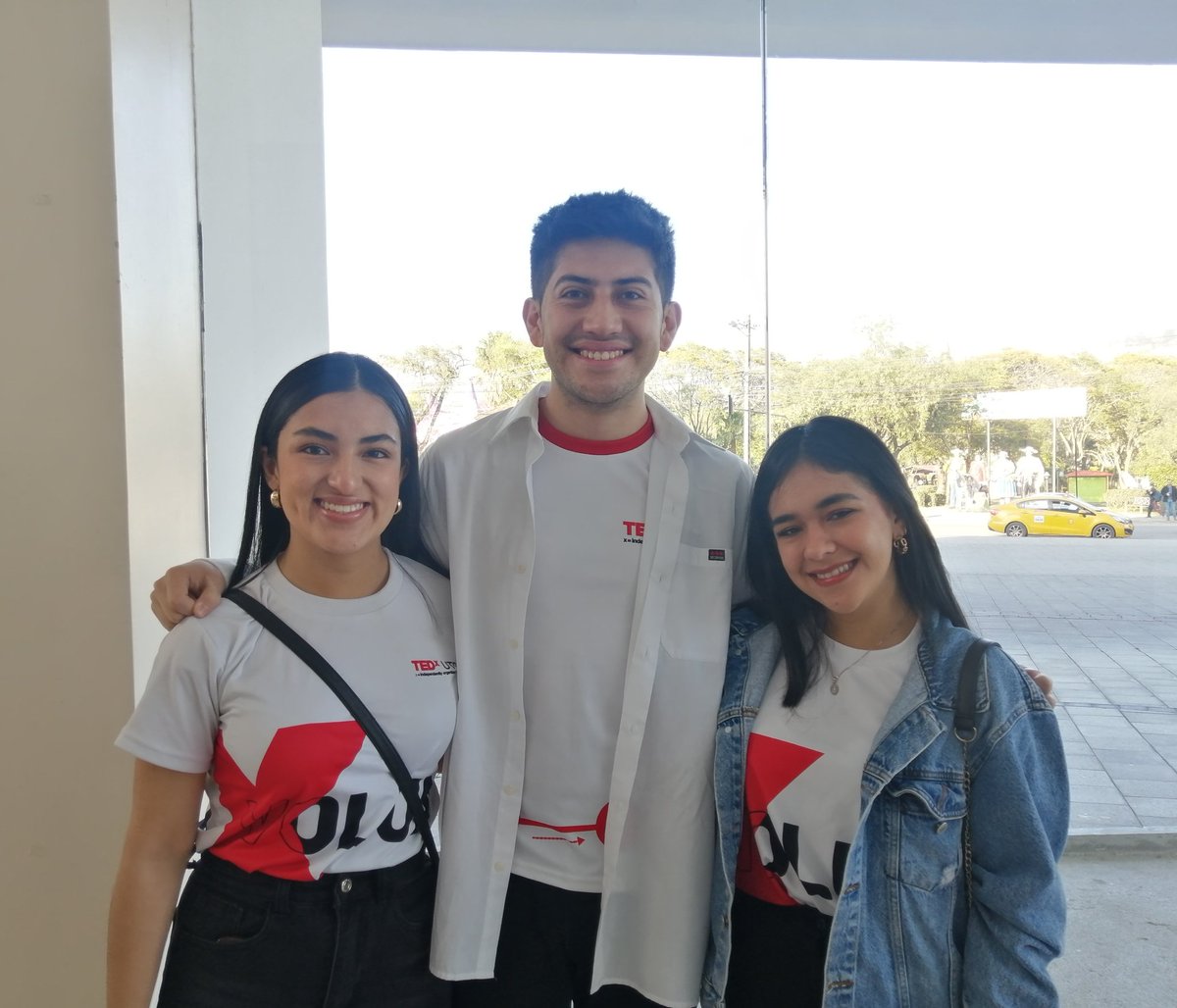 TEDxUTPL's tweet photo. ¡Estamos listos para ti! ❌
Te esperamos para la tercera edición #TEDxUTPL 👏🏻
⌚08h30
📍Teatro Benjamín Carrión (junto al complejo ferial)
.
.
#CharlasTED #Speakers #Voluntarios #Tendencias2022 @FEUTPL_EC @utpl https://t.co/eYiZhb1u26