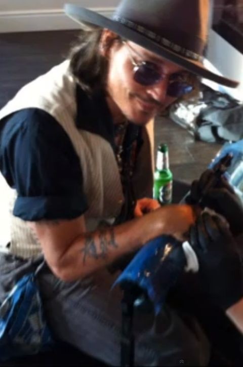 avxdpp's tweet photo. Him getting his hand tattoo🫶🏻🫶🏻🫶🏻 https://t.co/ad7K0cuxu9