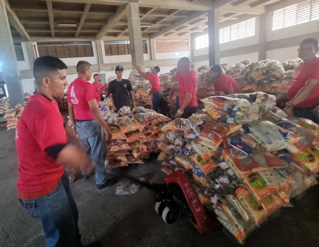 Alc_Guaicaipuro's tweet photo. #Entérate || Proveal distribuyó 7.833 suplementos CLAP, en 20 comunidades, dos territorios y 131 calles del eje Casco Central de #LosTeques, municipio #Guaicaipuro.
#GuaicaipuroCiudadCapital #PatriaUnidaDePaz #Proveal #MiGenteGuaica https://t.co/Ed3IrSXYM9