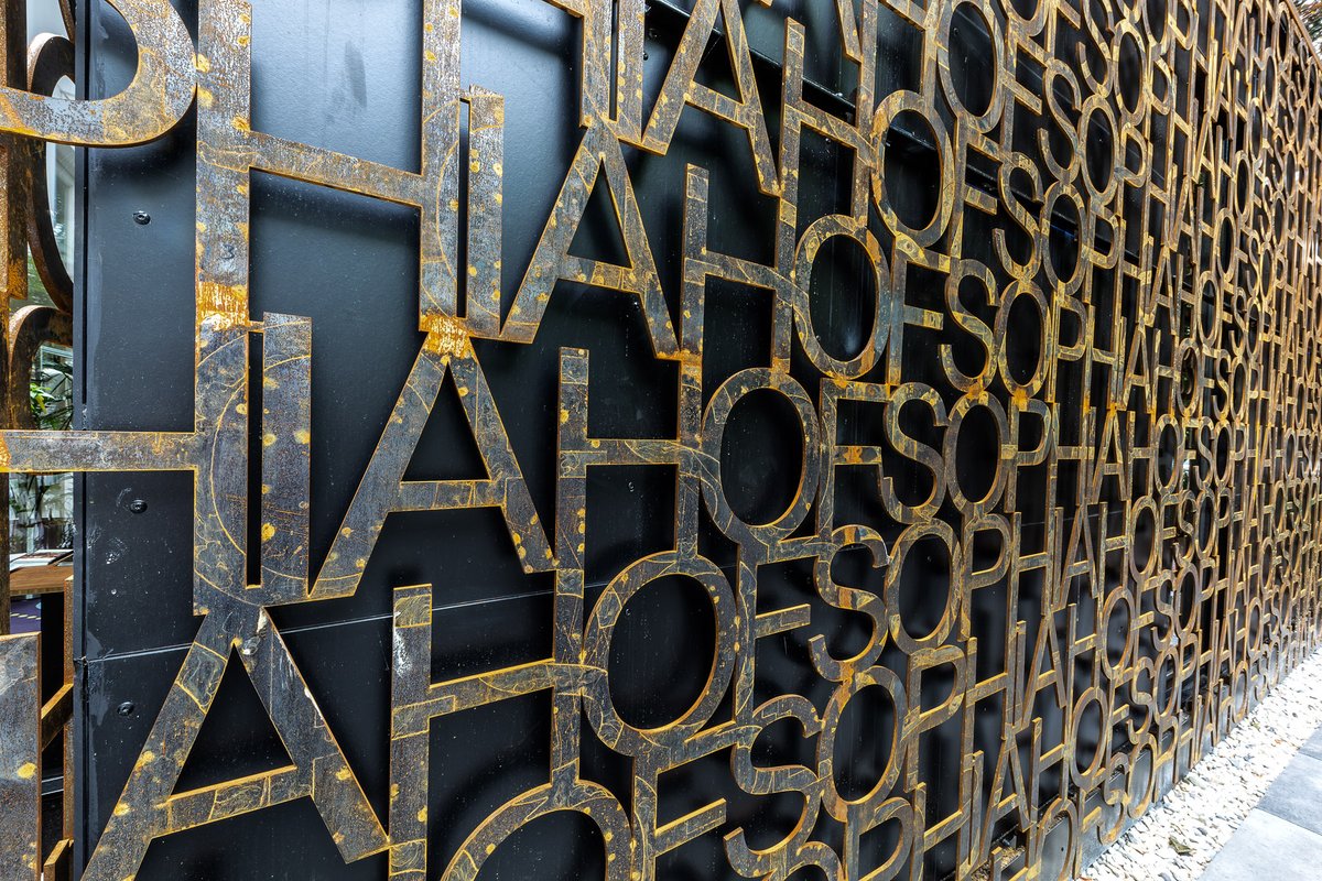 We hebben een vacature voor een directeur die na de pioniersfase het museum zowel zakelijk als publieksgericht op de kaart kan zetten. Zie hier de volledige vacaturetekst: museumsophiahof.nl/over-ons/vacat…