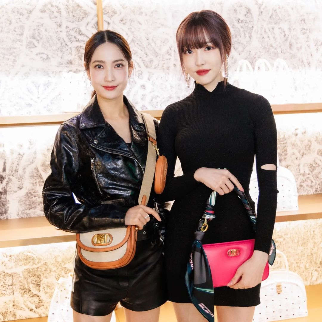 PicsCYN's tweet photo. [INSTAGRAM] 220902 Praew Magazine's post with @konnect_YUJU

YUJU with Thailand Actress Natapohn Tameeruks, Rapper Reddy and more.

🔗 https://t.co/l7rltzN3f7

#YUJU #유주 #GFRIEND #여자친구 @konnect_YUJU https://t.co/PCs3r0jMpm