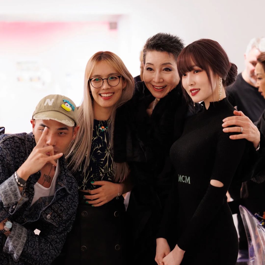 PicsCYN's tweet photo. [INSTAGRAM] 220902 Praew Magazine's post with @konnect_YUJU

YUJU with Thailand Actress Natapohn Tameeruks, Rapper Reddy and more.

🔗 https://t.co/l7rltzN3f7

#YUJU #유주 #GFRIEND #여자친구 @konnect_YUJU https://t.co/PCs3r0jMpm