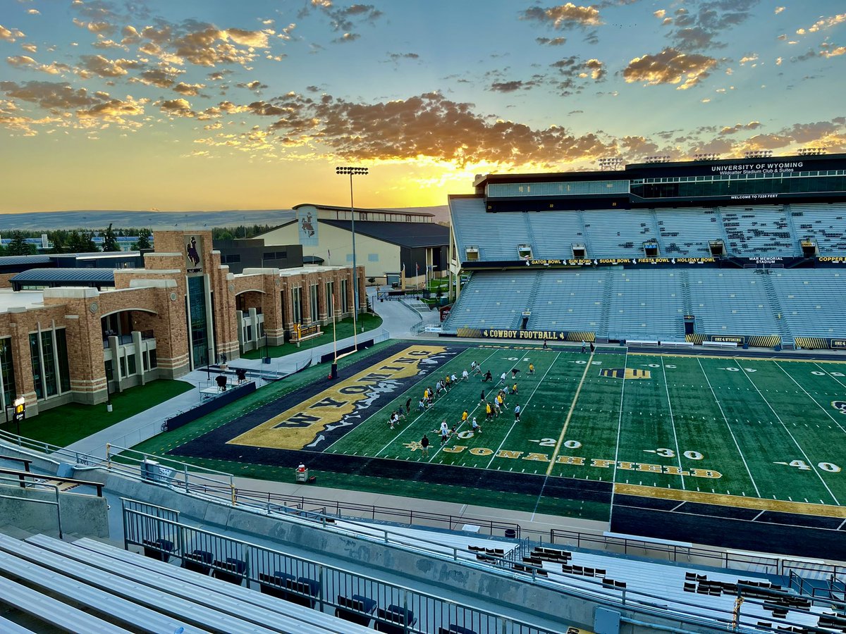fordm99's tweet photo. Just another morning in Laradise  
🌅🌄📈

🤠BE A COWBOY🤠 

Happy Friday from @WyoWrestle!!
#LCT #WHOSNEXT https://t.co/heUBDVLeRY