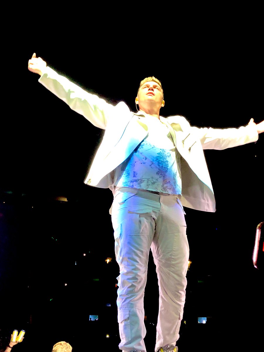 favouritecylon's tweet photo. The DNA Circle was worth every penny 🥹💖 @backstreetboys #BackstreetsBack  Yes, I touched hands with @howied 🥰 https://t.co/4x4pJXN9qT