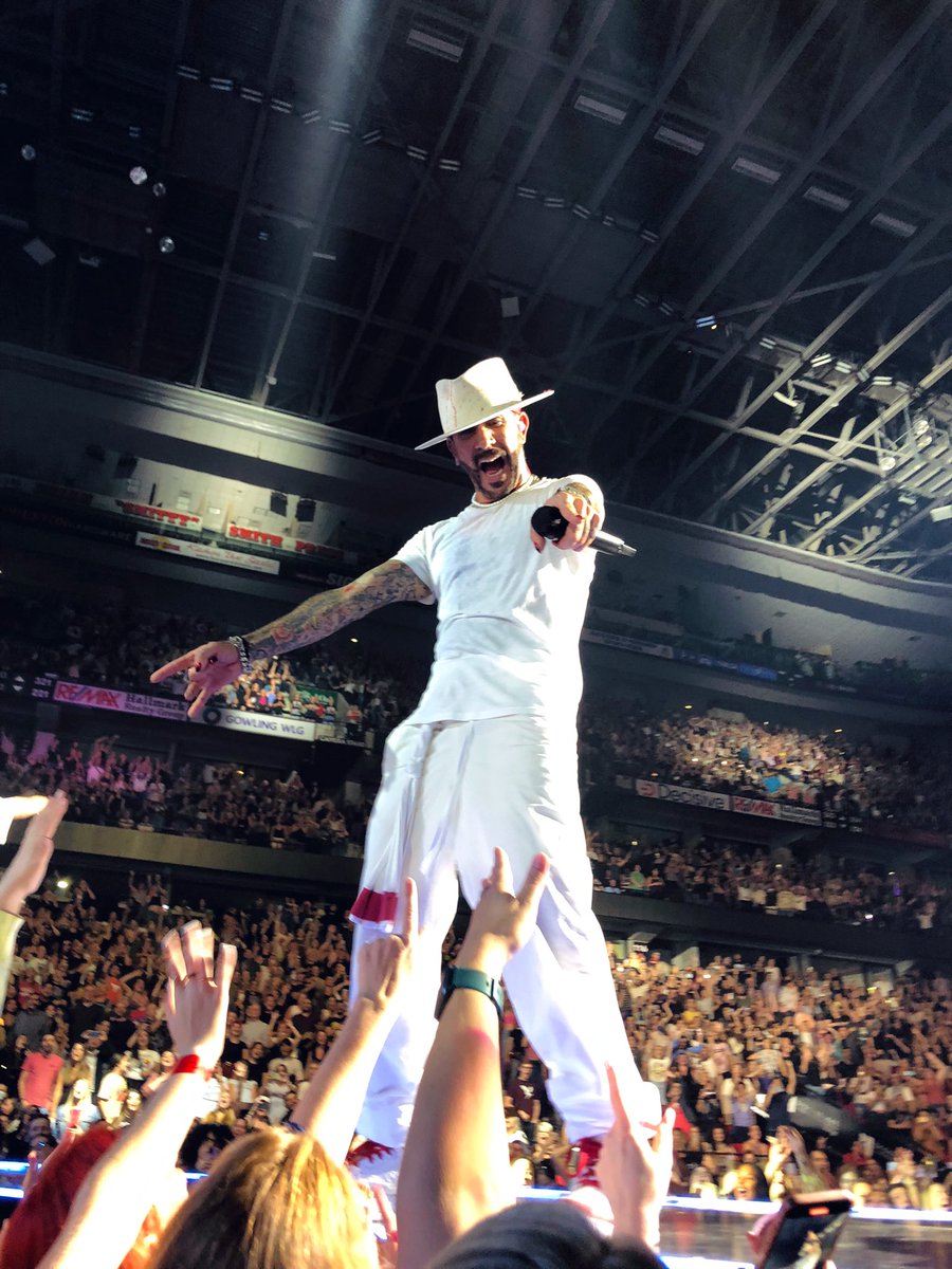 favouritecylon's tweet photo. The DNA Circle was worth every penny 🥹💖 @backstreetboys #BackstreetsBack  Yes, I touched hands with @howied 🥰 https://t.co/4x4pJXN9qT