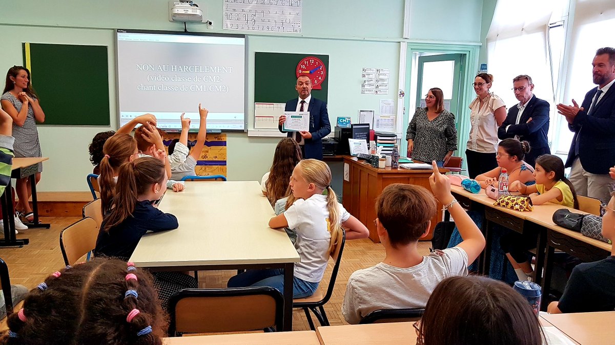 dsden_80's tweet photo. #NonAuHarcelement Élèves et personnels de l'école Jean Zay et du collège de Ponthieu d'@Abbeville80 ont accueilli le #DASEN80, l'#IEN et la référente départementale pour leur présenter les fruits de leur réflexion👏. ✅prévenir ✅intervenir ✅rassurer ✅former ✅accompagner https://t.co/EgsC79bebk