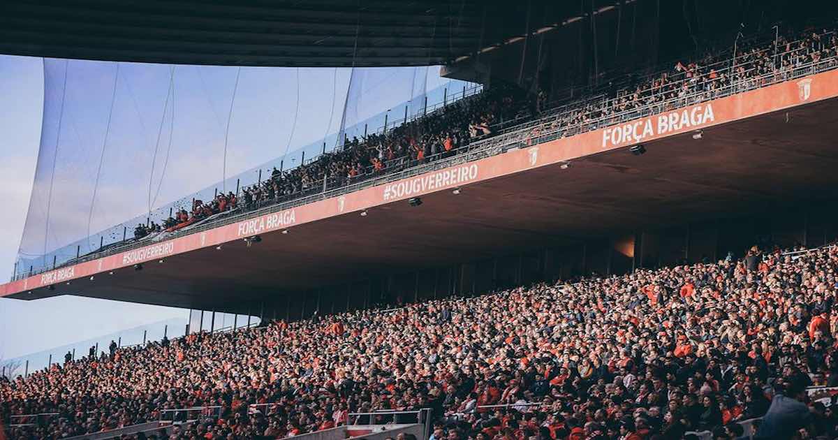 ‼️2️⃣2️⃣.0️⃣0️⃣0️⃣ bilhetes vendidos para o SC Braga vs Vitória SC (que decorre amanhã). ▪︎ Poente superior prestes a esgotar, restam cerca de 3️⃣0️⃣0️⃣ bilhetes. ▪︎ SC Braga já abriu a nascente superior e o A16 (um dos três setores que abriram) já está praticamente cheio. 😳