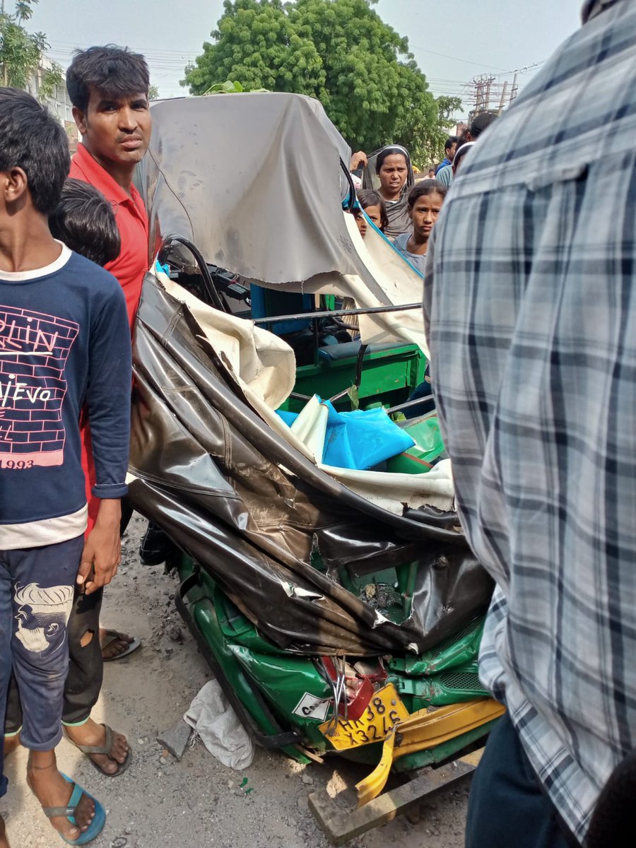 SSFbd's tweet photo. @FTPfbd @FBDPolice  फरीदाबाद के नीलम बाटा रोड स्थित श्रीराम कांटा के सामने 25 टन लोड मशीन वाला ट्रक ऑटो पर पलटा। एक बच्ची घायल, गनीमत रही कि कोई किसी की जान नहीं गई। https://t.co/7ZYsjE5Q1c