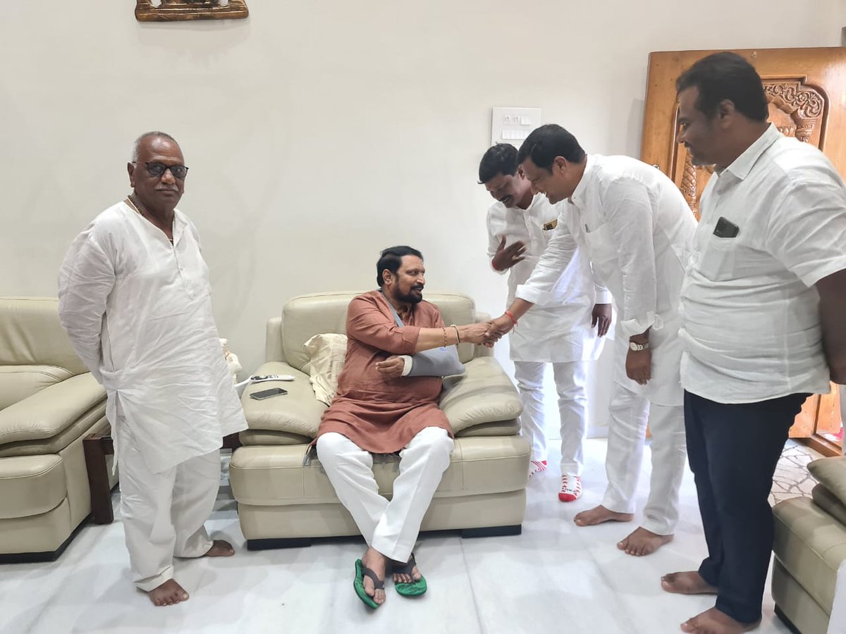 DSP4BJP's tweet photo. ಹಾರೂಗೇರಿ ಸಮೀಪ ಆಕಸ್ಮಿಕವಾಗಿ ಮೊನ್ನೆ ನಡೆದ ಕಾರು ಅಪಘಾತದಲ್ಲಿ ಗ���ಯಗೊಂಡಿರುವ ಮಾಜಿ ಉಪ ಮುಖ್ಯಮಂತ್ರಿಗಳಾದ ಶ್ರೀ ಲಕ್ಷ್ಮಣ ಸವದಿ ಜಿ ಅವರನ್ನು ಅಥಣಿಯ ಅವರ ಮನೆಗೆ ತೆರಳಿ ಆರೋಗ್ಯ ವಿಚಾರಿಸಲಾಯಿತು.

#drsiddupatilhumanabad https://t.co/ST4fgKNoJN
