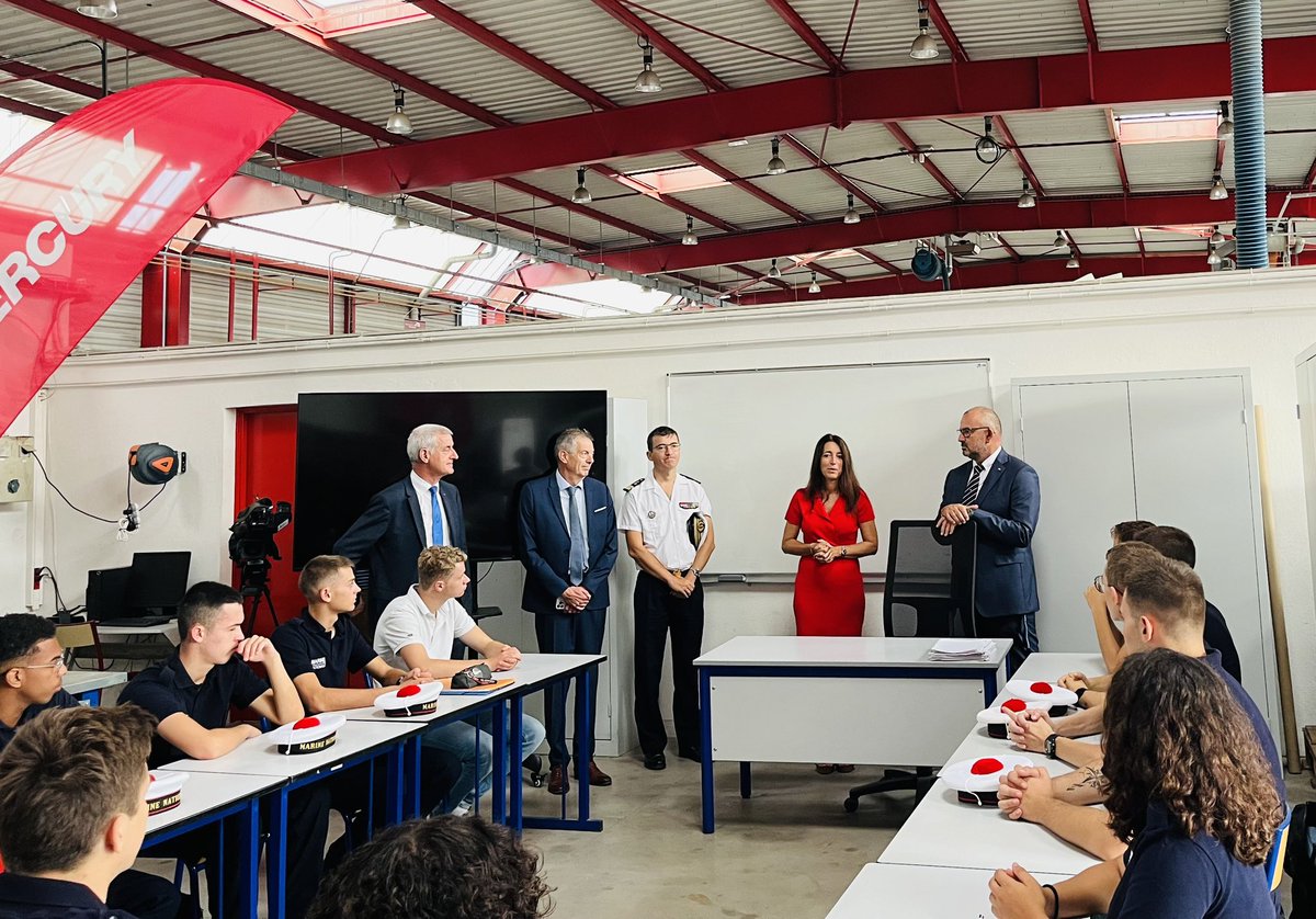 LaCoudouliere's tweet photo. ✨Inauguration du BTS mécatronique navale en partenariat avec le Pôle Ecoles Méditerranée✨
En présence d’ @o_millangue Inspecteur d’Académie, de l’Amiral Garie, des commandants et Proviseur du PEM, et de l’équipe éducative du Lycée.  @MaRegionSud  @AcademieNice https://t.co/hYKCVEfyZr
