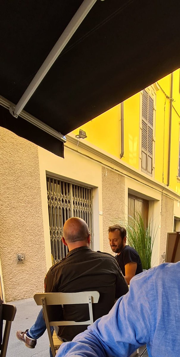 komeroshi's tweet photo. Non il mio ragazzo che in pausa pranzo a Reggio Emilia incontra Cesare Cremonini PRONTOOOOOOOOOO https://t.co/M4XkGH6Fkw