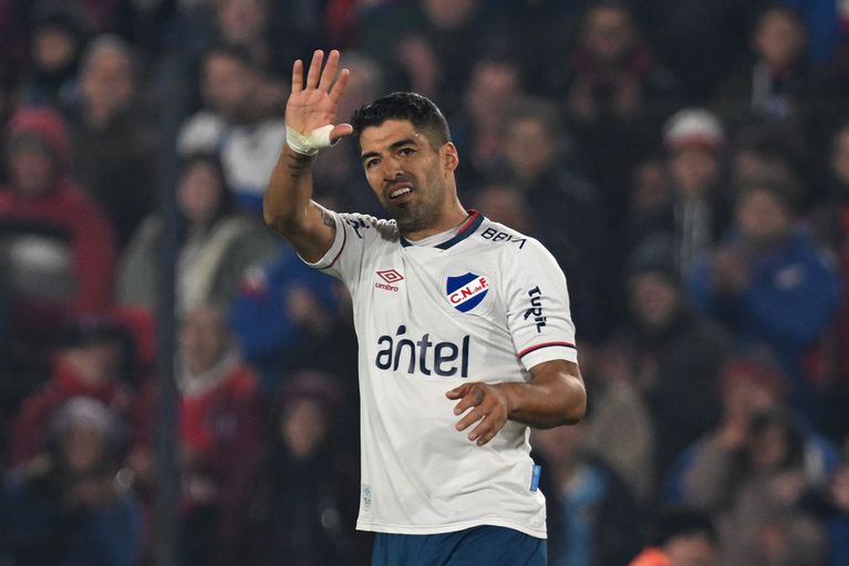 TIRANDO1010's tweet photo. 🎙️ #AHORA | Sergio Markarián: "Suárez fue el jugador de la selección que tomó la mejor decisión de todos los que estaban inactivos. Se aseguró llegar al Mundial en buena forma con 14-15 partidos encima. Además, su nivel va en ascenso". https://t.co/XCZHJiHWc8
