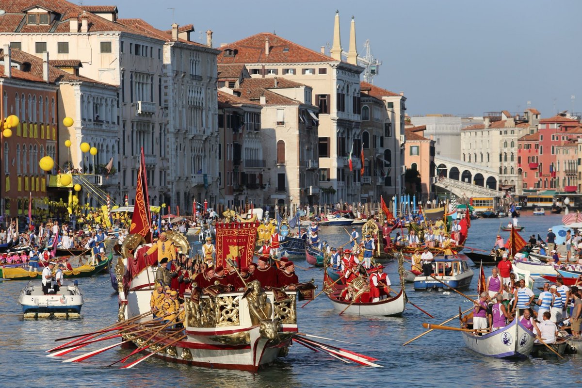 🛶🦁🛶 E' arrivato il momento della #RegataStorica di Venezia! La prima domenica di settembre si svolge la tradizionale gara di Voga alla Veneta, uno dei momenti più spettacolari della vita cittadina.
📻 L’evento sarà trasmesso domani in diretta tv su Rai 2 dalle ore 17.35.