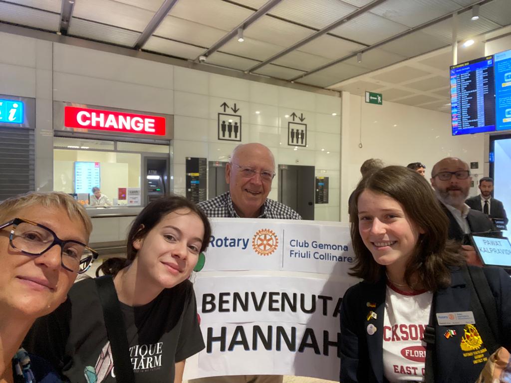 RotaryGemonaFC's tweet photo. Benvenuta Hannah Richter, studentessa tedesca inbound ospitata dal Club. Ad accoglierla i componenti della famiglia che la ospiterà e amici Rotariani! #Rotary #RotaryClubGemonaFC #ScambioGiovani #YouthExchanges https://t.co/YxOQmHn53k