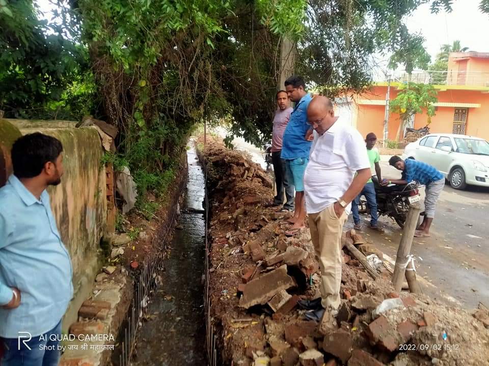 officeOfManojCh's tweet photo. वार्ड वासियों की मांग पर वार्ड पार्षद गौतम नायक व नपं की टीम के ���ाथ निर्माणाधीन तालाब, पार्क, नाली व रोड का निरीक्षण कर अभियंता एवं संवेदकों को आवश्यकता अनुसार प्राक्कलन में संशोधन करने हेतु निर्देशित किया गया।

#Development_work https://t.co/sXHJqWHwuF