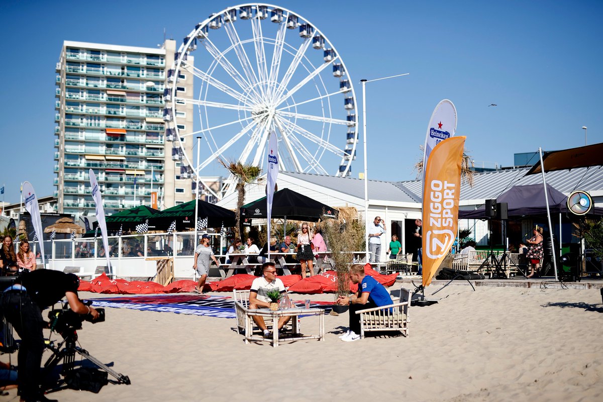 ZS_Racing's tweet photo. It's a 𝗯𝗲𝗮𝗰𝗵 𝘃𝗶𝗯𝗲! 🏖 Collega's @RengerVDZ &amp; @KevinMagnussen praten bij in Jack's Beach House 😎

📸 @HaasF1Team

#ZiggoSport #ZiggoSportxHaasF1Team #DutchGP 🇳🇱 https://t.co/RvvRfTXIza