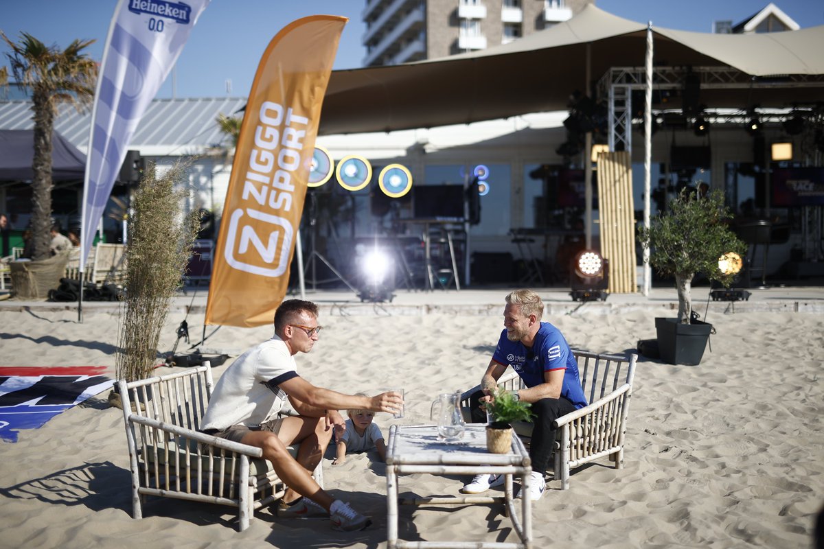 ZS_Racing's tweet photo. It's a 𝗯𝗲𝗮𝗰𝗵 𝘃𝗶𝗯𝗲! 🏖 Collega's @RengerVDZ &amp; @KevinMagnussen praten bij in Jack's Beach House 😎

📸 @HaasF1Team

#ZiggoSport #ZiggoSportxHaasF1Team #DutchGP 🇳🇱 https://t.co/RvvRfTXIza