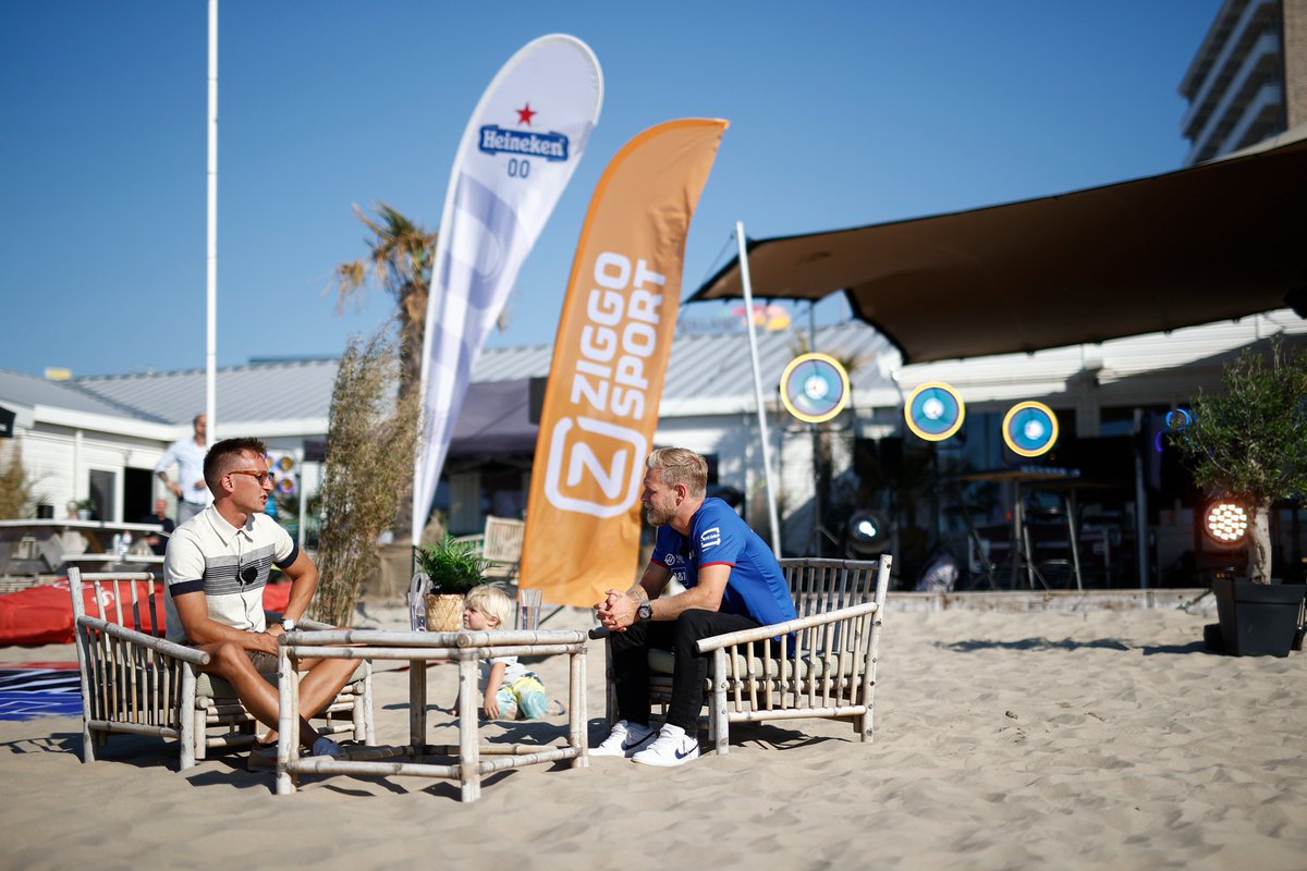 ZS_Racing's tweet photo. It's a 𝗯𝗲𝗮𝗰𝗵 𝘃𝗶𝗯𝗲! 🏖 Collega's @RengerVDZ &amp; @KevinMagnussen praten bij in Jack's Beach House 😎

📸 @HaasF1Team

#ZiggoSport #ZiggoSportxHaasF1Team #DutchGP 🇳🇱 https://t.co/RvvRfTXIza
