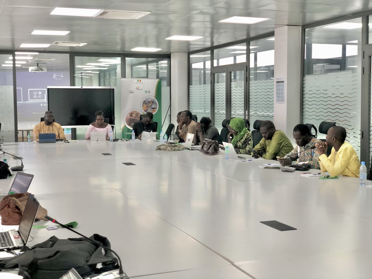 BOCS_PP2050's tweet photo. Les membres de l’Association des Journalistes pour la Transparence dans les Ressources (@AJTREX) ont répondu présents à l’invitation #BOS pour la tenue d’un atelier d’échange et de partage sur les enjeux liés à la structuration du Hub Minier Régional.
-
#mines #bospse #senegal https://t.co/huv9HgYlcL