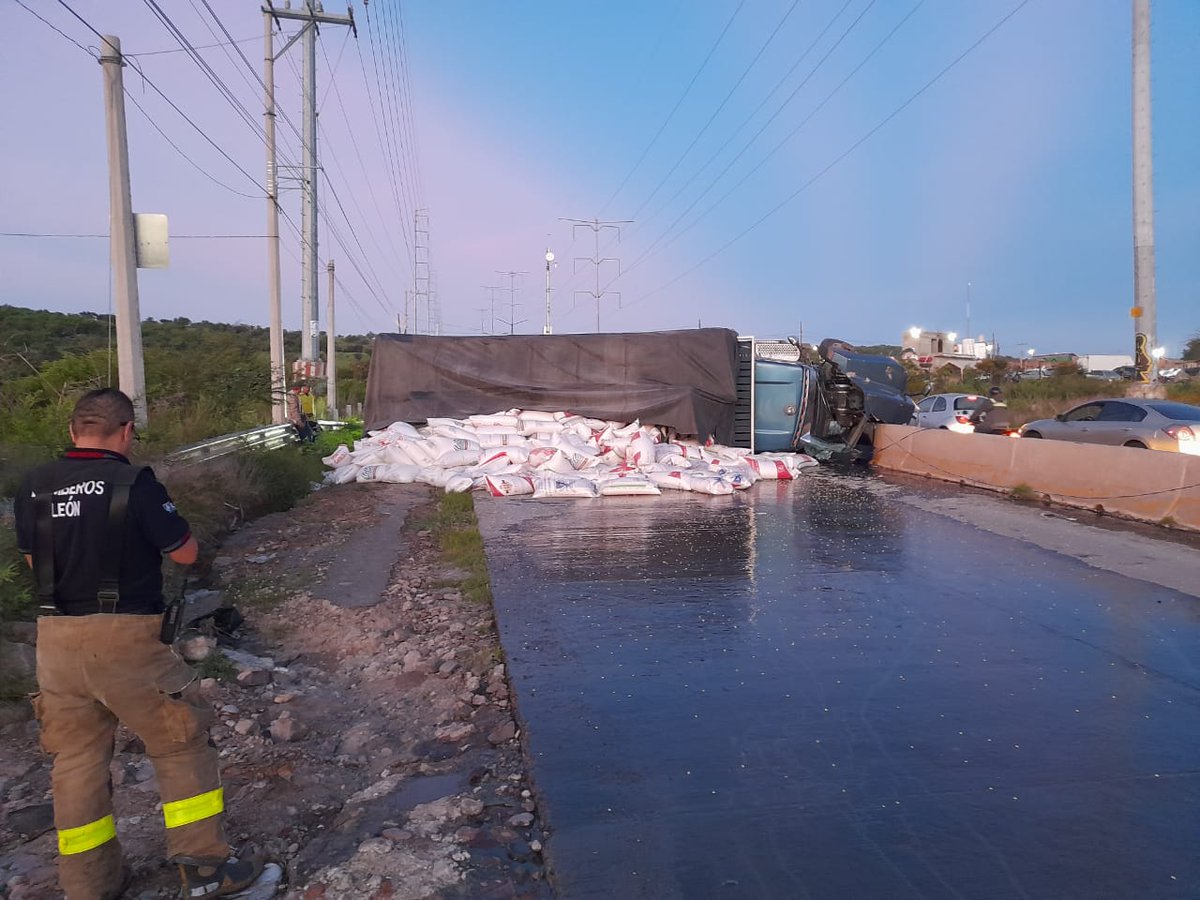 vialidad_leon's tweet photo. Por volcadura de camión de carga, se mantiene cerrada la circulación vehicular en el bulevar Las Joyas, a la altura de la colonia Convive. El sentido afectado es el del Parque Industrial hacia bulevar Calcopirita. https://t.co/3v9RGriN4M