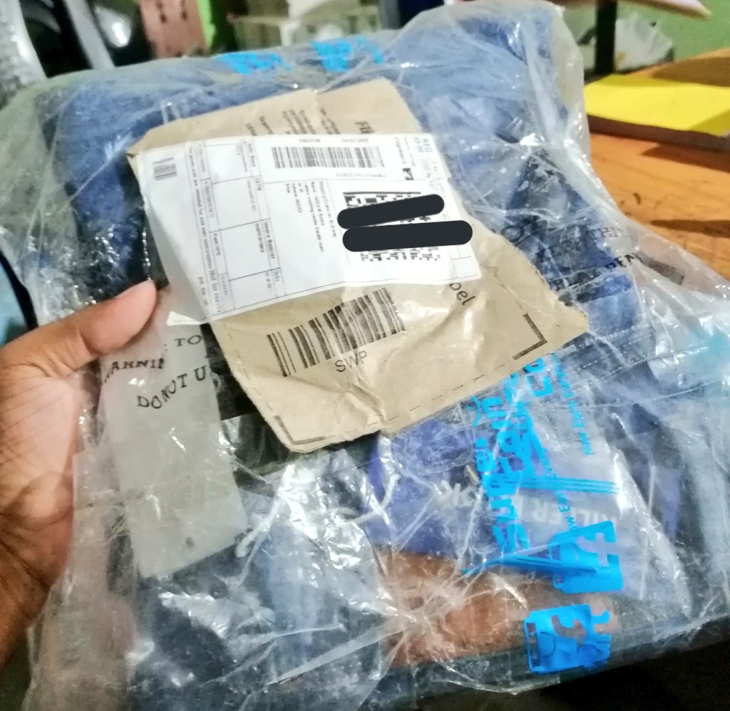 AVishwabandhu's tweet photo. Dear @Flipkart
This is the packing of your parcel
I give you the ratings of this parcel is less than 1 star.
I request you to please give a proper packing of the parcel next time.
😡😡😡 https://t.co/zPQRfW2Dql