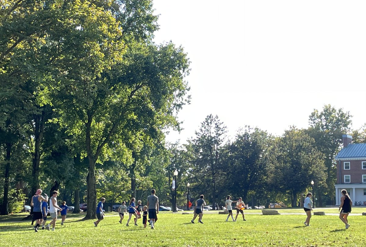 StudentLifeHC's tweet image. It's been so fun to see the campus come back to life! Join Ultimate Frisbee on the Quad in the afternoons for some fun games. Don't know how to play? They'll teach you!