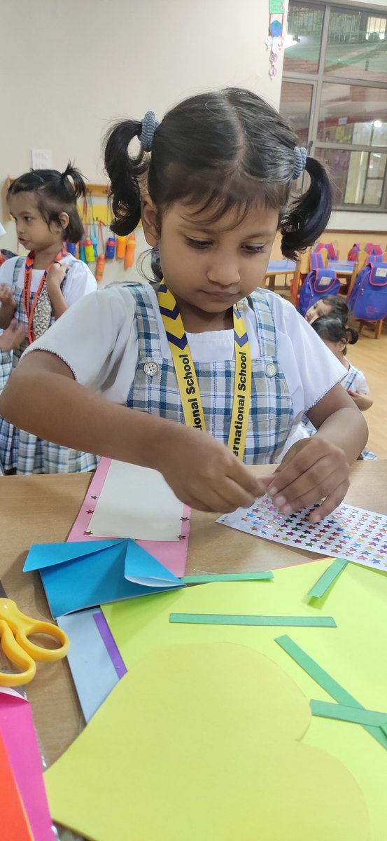 Happy Teacher's Day was celebrated by little children of Nur-D. They made beautiful cards with Tulip🌷flowers.... and showed their love and gratitude for their teachers.@ashokkp @y_sanjay @ShandilyaPooja @SDGs4all