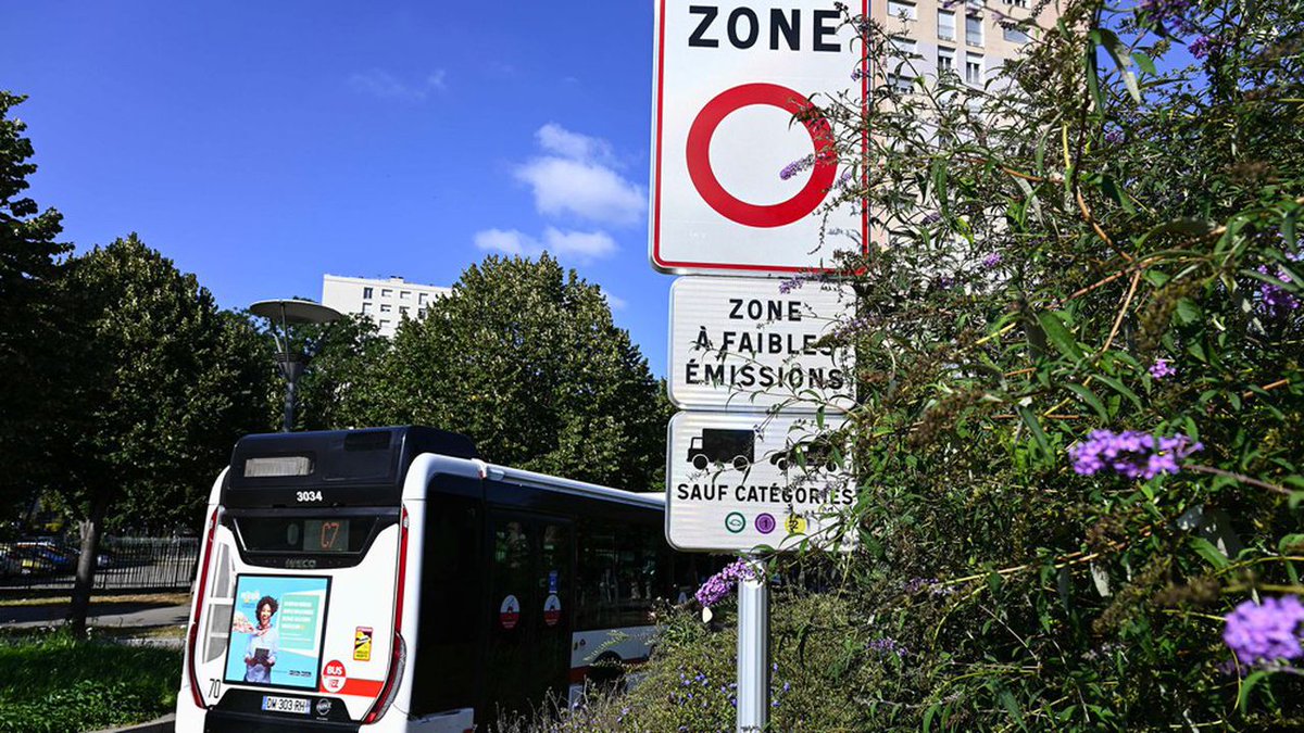 Supervan_fr's tweet photo. Près de 50% des automobilistes risquent d'être exclus des centres des villes de plus de 150 000 habitants, avec la mise en place de zones à faibles émissions (ZFE) d'ici à 2025. https://t.co/xvjMISu8oT
