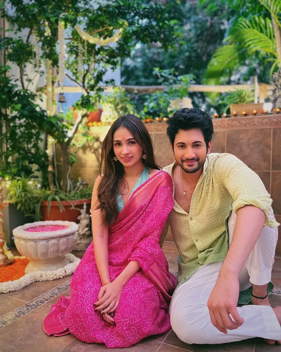 Festive feeling! 💖

#RohitSaraf celebrates Ganesh Chaturthi with his #IshqVishqRebound co-stars #PashminaRoshan and #NailaGrewal.