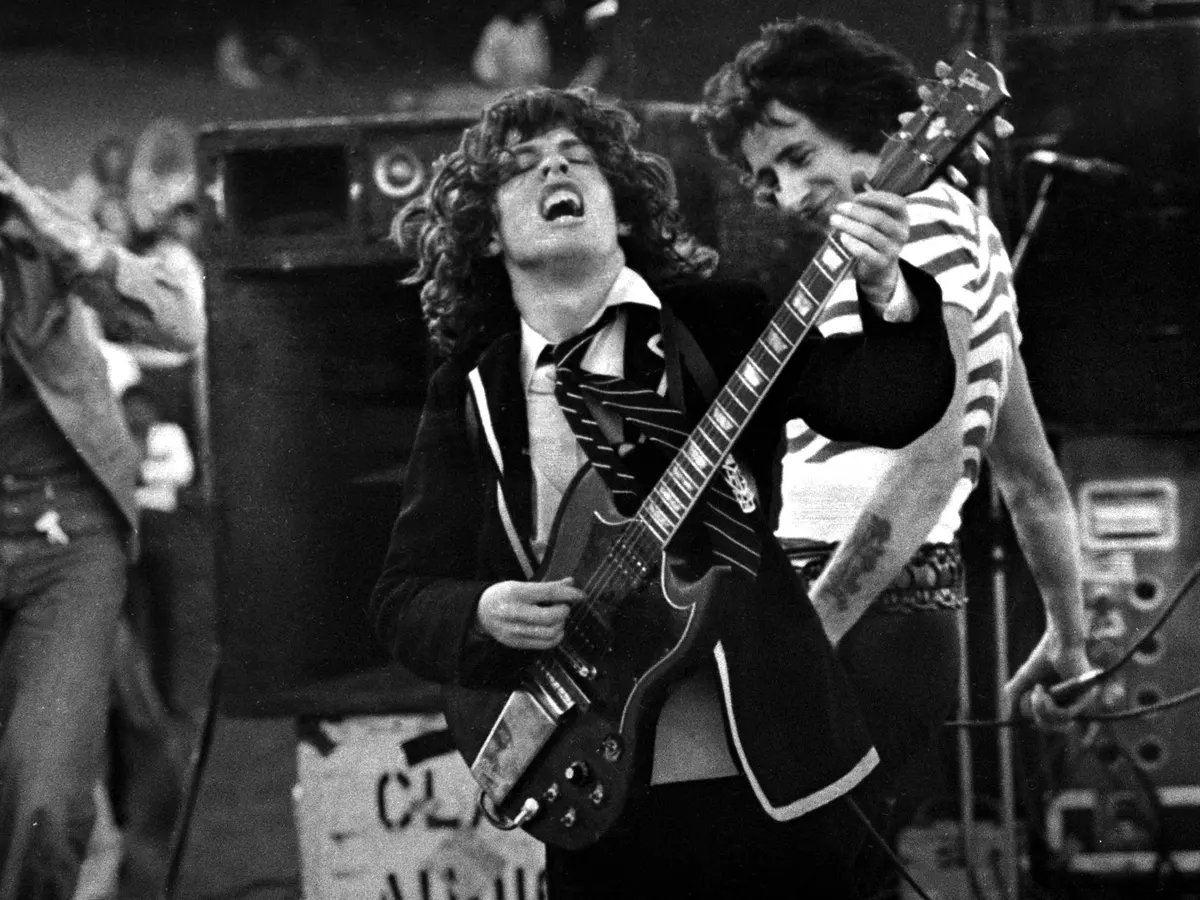Группа AC/DC 1975