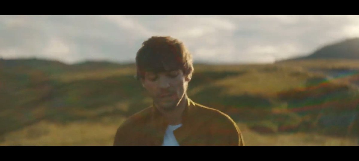 hemmingsauce's tweet photo. louis realmente dijo "quiero q vean lo hermoso q soy durante 3:41 minutos" #BiggerThanMe https://t.co/NMkUSirnAU