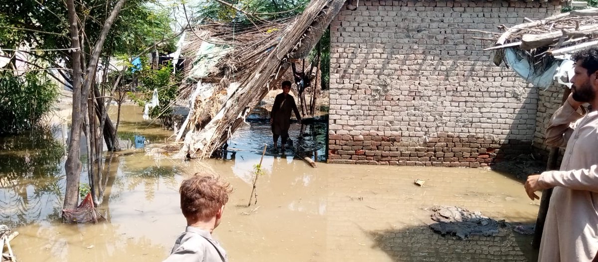 PakistanCaritas's tweet photo. Pakistan hit so badly by severe flood this year, which swept everything and destroyed millions houses all over the country. People are in desperate need
#FloodsInPakistan
#NeedsHumanity
#HumanitarianCrisis
#JoinhandsforHumanity
#CaritasPakistan https://t.co/KBba3Eo06o