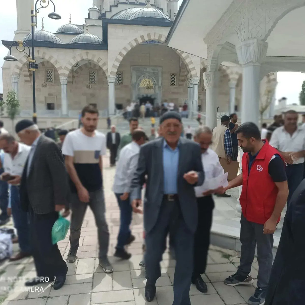 Kadına yönelik şiddetle mücadele kapsamında ilçe merkezimizde bulanan 7  camide cemaate 2295 adet  Kadına El Kalkamaz broşürleri dağıtılarak konu ile alakalı olarak bilgilendirme yapıldı.<a href="/deryayanikashb/">Derya Yanık</a> <a href="/tcailesosyal/">T.C. Aile ve Sosyal Hizmetler Bakanlığı</a> @agrivalilik <a href="/rhnbyrk/">Orhan BAYRAK</a> <a href="/vefacelik1975/">Vefa Çelik</a> @mahmut190580