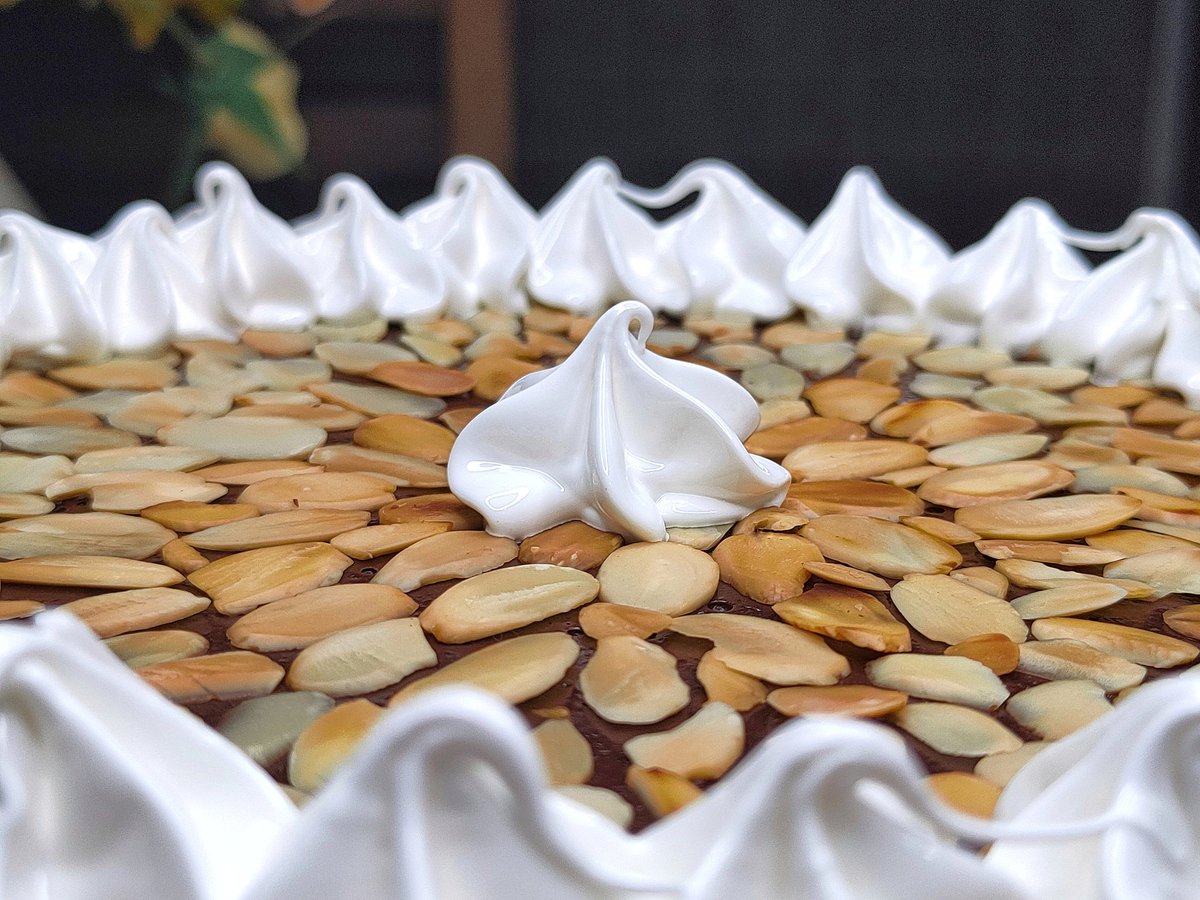 Viene el fin de semana y es momento de salir de cualquier dieta y disfrutar de un buen postre. Si te gusta el #chocolate con almendras, te comparto la #receta de un pie de chocolate que está 🤤. Link de la receta de mi blog en #Hive 👇

peakd.com/hive-100067/@j…