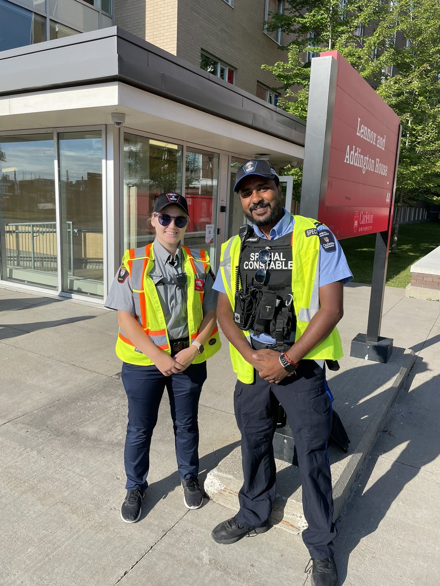 l_s_tweets's tweet photo. Day 2 @CarletonRes move-in! Whether you’re just arriving or already moved-in - feel free to ask us questions! @MyCarletonU #askme buttons are everywhere. @CarletonSafety #welcomehome https://t.co/p1jhQGKxYh