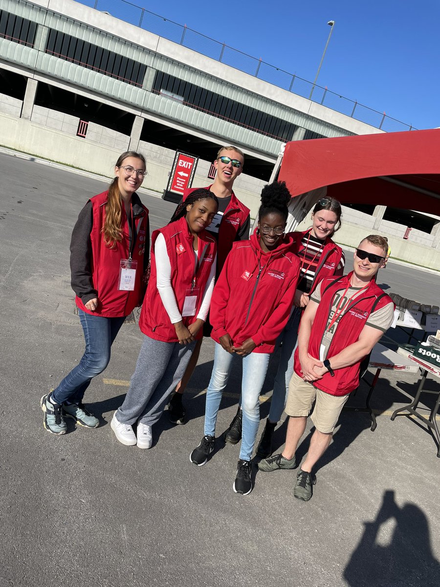 l_s_tweets's tweet photo. Day 2 @CarletonRes move-in! Whether you’re just arriving or already moved-in - feel free to ask us questions! @MyCarletonU #askme buttons are everywhere. @CarletonSafety #welcomehome https://t.co/p1jhQGKxYh