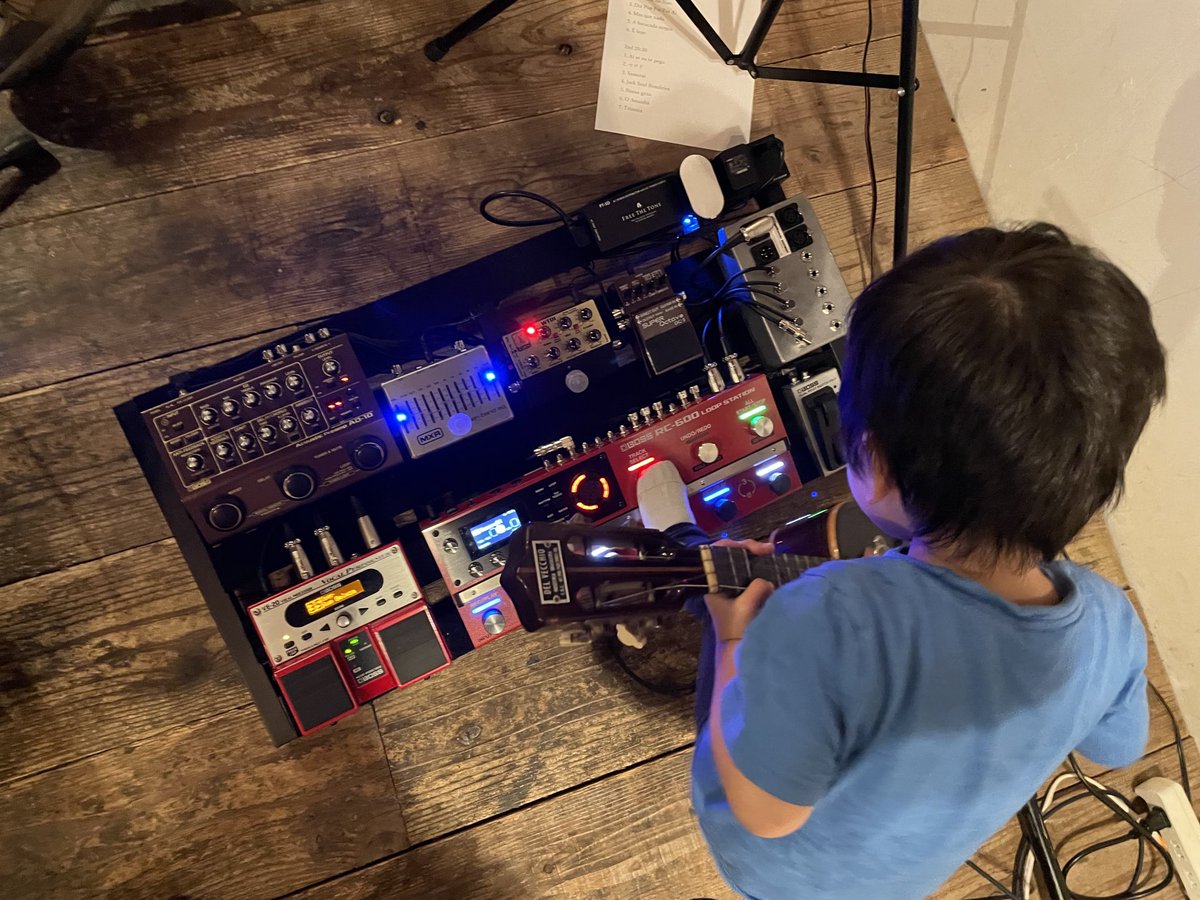 _camaci's tweet image. そういえばこないだウチの3歳児がループペダルデビューしました

#2019may_baby #looppedal #looper #rc600