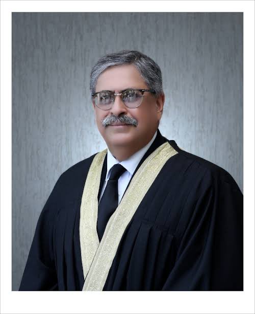 ARYSabirShakir's tweet photo. The Hero of the whole segment Chief Justice IHC At’har MinAllah. ریٹویٹ کرتے جائیں بس https://t.co/rwb7IE6vpF