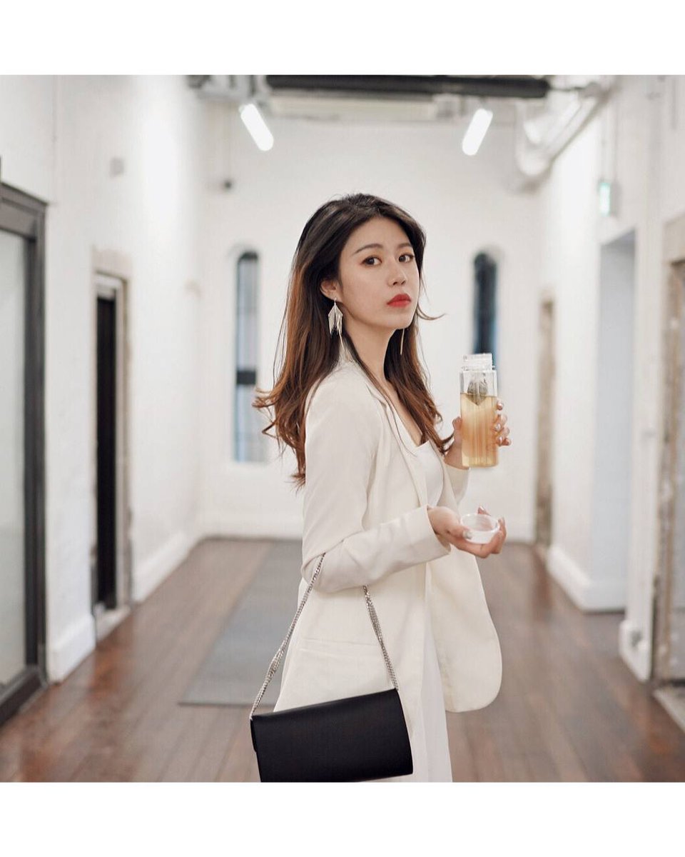 At 20, everyone wants flowers in their hands, but I'm not 20, so I can only hold a thermos.🤭