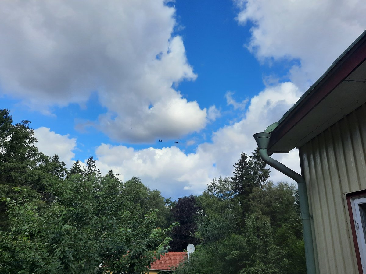 martinklockare's tweet photo. @Wahlby Zooooma så syns 2+2 sv de 3+2 när de flög över https://t.co/xJjL9yC9lX