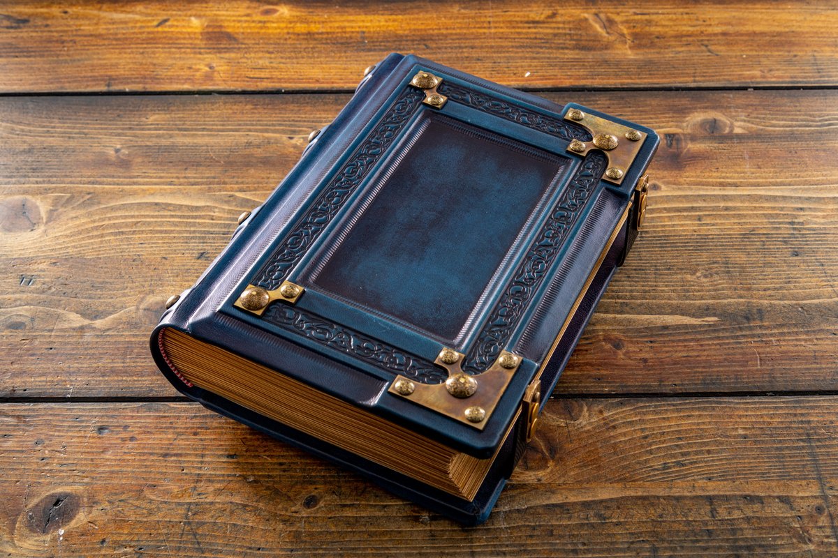 aLexLibris's tweet photo. Beside brown and black leather color, we can offer few more colors in limited number of copies.
Available soon in the shop. Possible slight personalization...
#book #leatherjournal #bookart #handmade #occult #magic #leathercraft #leatherwork #writing #fountainpen #art #perfectio https://t.co/nr6q5btPHK