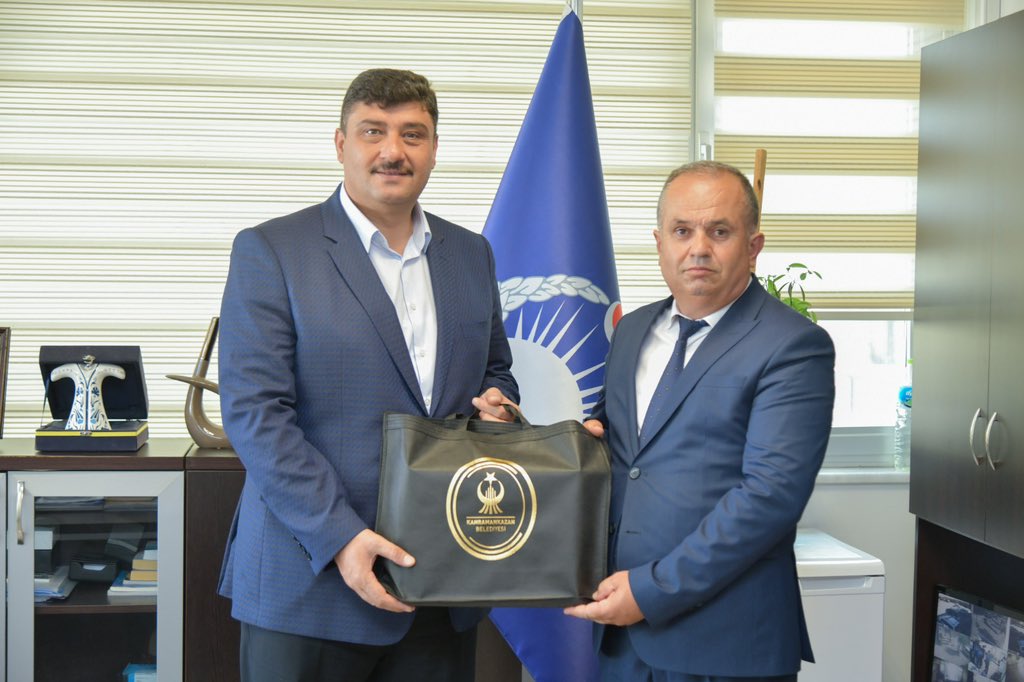 Zabıta Haftası dolayısıyla, hemşehrilerimizin sağlığı ve esenliği için gece gündüz demeden görev başında olan zabıta personelimizi ziyaret ettik. 
Fedakârca çalışmaları için şükranlarımı ilettiğim mesai arkadaşlarıma, kolaylıklar dilerim.