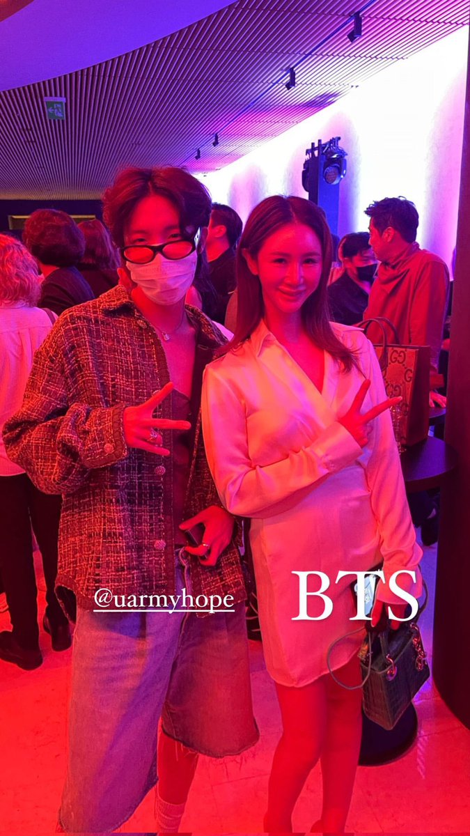 vminiecats's tweet photo. 📸— Hilo con fotos de #JHOPE &amp; #RM en el evento de Frieze Seoul. 

•Hoseok junto a Kiko Matsuyama. (+) https://t.co/EZaJhWkyRz