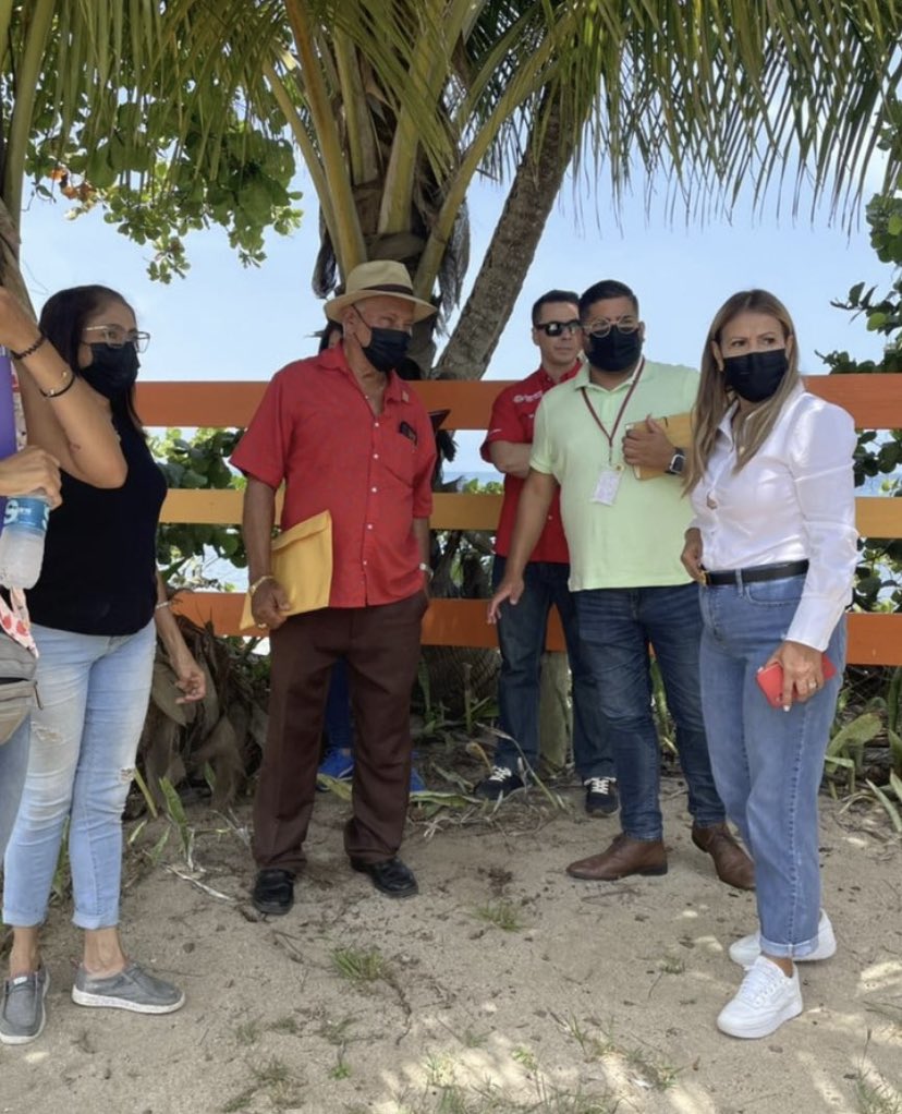 laucecolonperez's tweet photo. Esta es Elizabeth Rosa Vélez @rosaveleze, Senadora Dist-Arecibo (PPD). Realizó una Vista Ocular en Cueva del Indio, pero negó a reconocer/comprometerse públicamente a resolver la falta d acceso en la Reserva.

La Senadora me bloqueó en FB y TW

Aquí un🧵con los detalles (1/8) https://t.co/pNThZi4OZg
