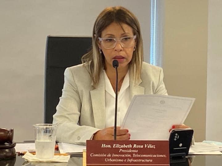 laucecolonperez's tweet photo. Esta es Elizabeth Rosa Vélez @rosaveleze, Senadora Dist-Arecibo (PPD). Realizó una Vista Ocular en Cueva del Indio, pero negó a reconocer/comprometerse públicamente a resolver la falta d acceso en la Reserva.

La Senadora me bloqueó en FB y TW

Aquí un🧵con los detalles (1/8) https://t.co/pNThZi4OZg